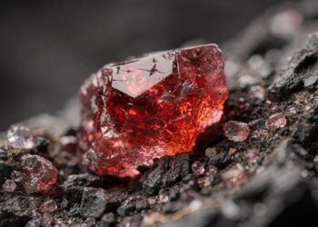 Esqueça a esmeralda, pois para cada 150 mil diamantes apenas um cristal desta gema nasce nos EUA, sendo a maior raridade da geologia
