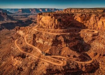 Estrada em Utah ganha fama por suas descidas íngremes, pois o trajeto de terra esculpido no Canyonlands desce 450 metros em zigue-zagues perigosos
