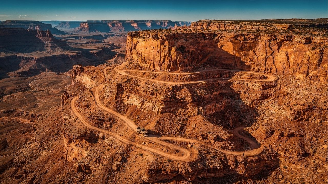 Estrada em Utah ganha fama por suas descidas íngremes, pois o trajeto de terra esculpido no Canyonlands desce 450 metros em zigue-zagues perigosos