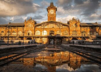 Com sua estrutura de ferro inglesa de 1901 e torre de relógio, a Estação da Luz tornou-se o maior portal ferroviário e histórico de São Paulo