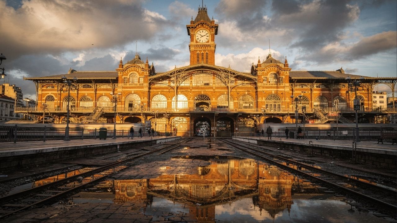 Com sua estrutura de ferro inglesa de 1901 e torre de relógio, a Estação da Luz tornou-se o maior portal ferroviário e histórico de São Paulo