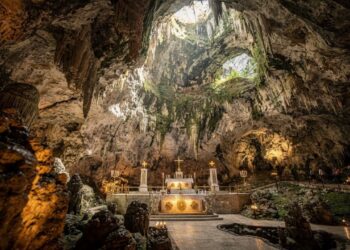 Cravada nas entranhas de uma caverna natural, esta igreja no sertão baiano recebe 2 milhões de visitantes por ano sob um teto de estalactites maciças de pedra