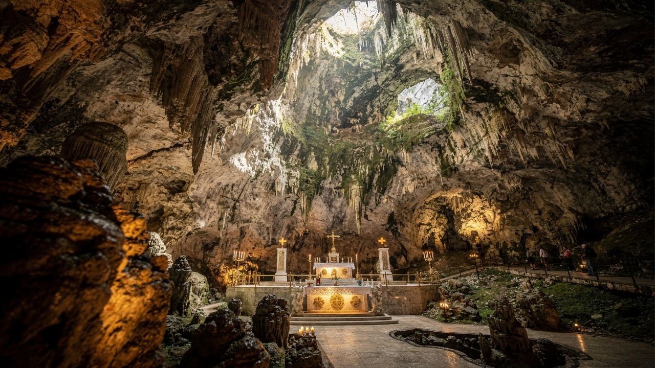 Cravada nas entranhas de uma caverna natural, esta igreja no sertão baiano recebe 2 milhões de visitantes por ano sob um teto de estalactites maciças de pedra
