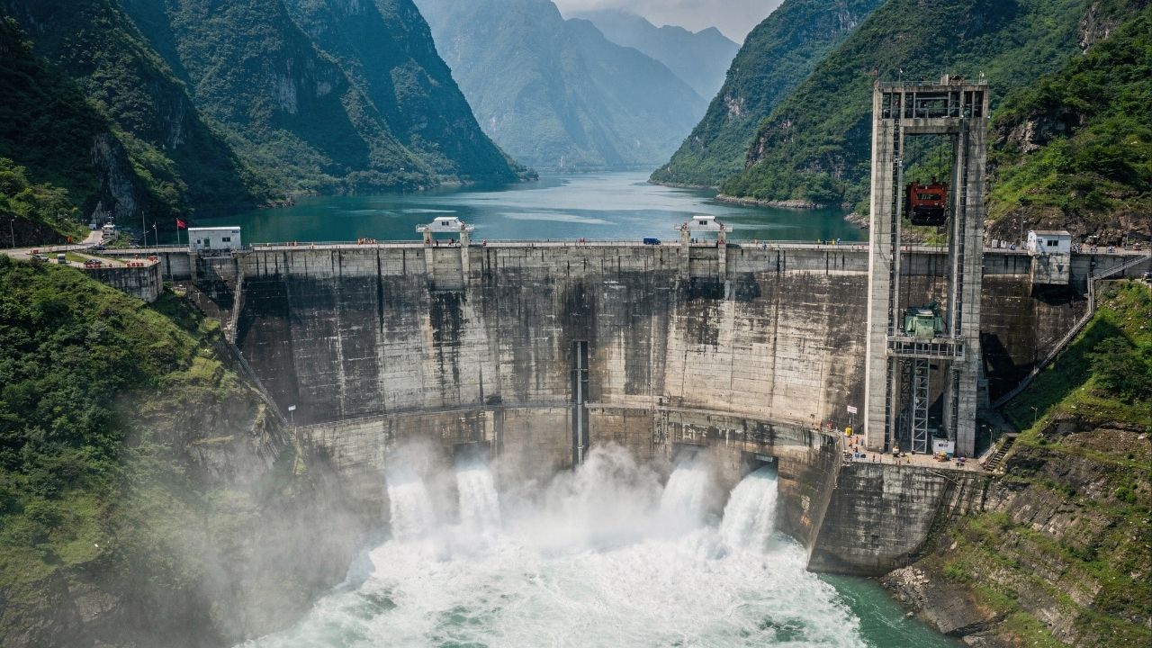 Esta obra monumental na China utiliza um elevador para fazer navios subirem 232 metros, vencendo montanhas para conectar rios e hidrelétricas