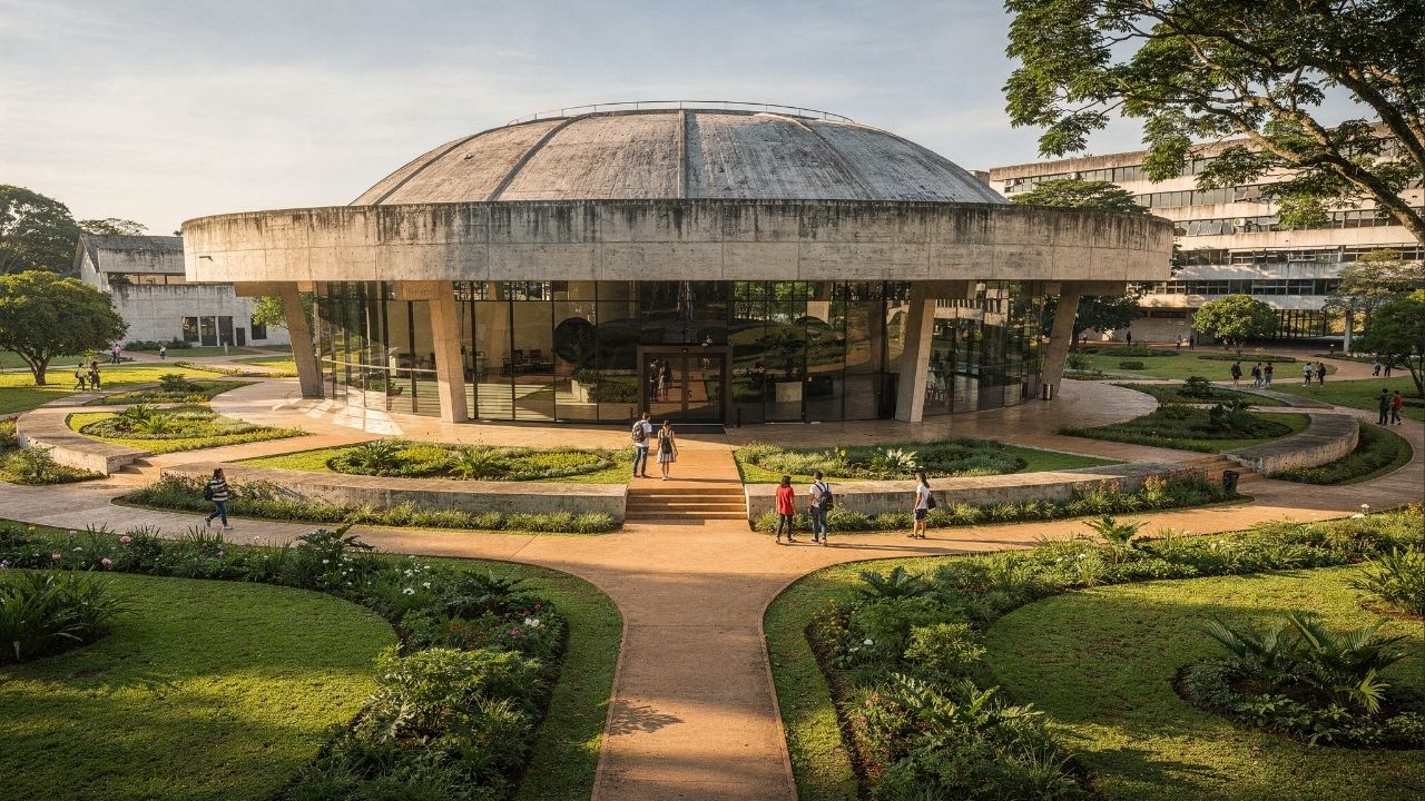 Com formato circular de concreto e 3 mil metros quadrados, o memorial Beijódromo de 2010 tornou-se o centro cultural e intelectual da UnB em Brasília