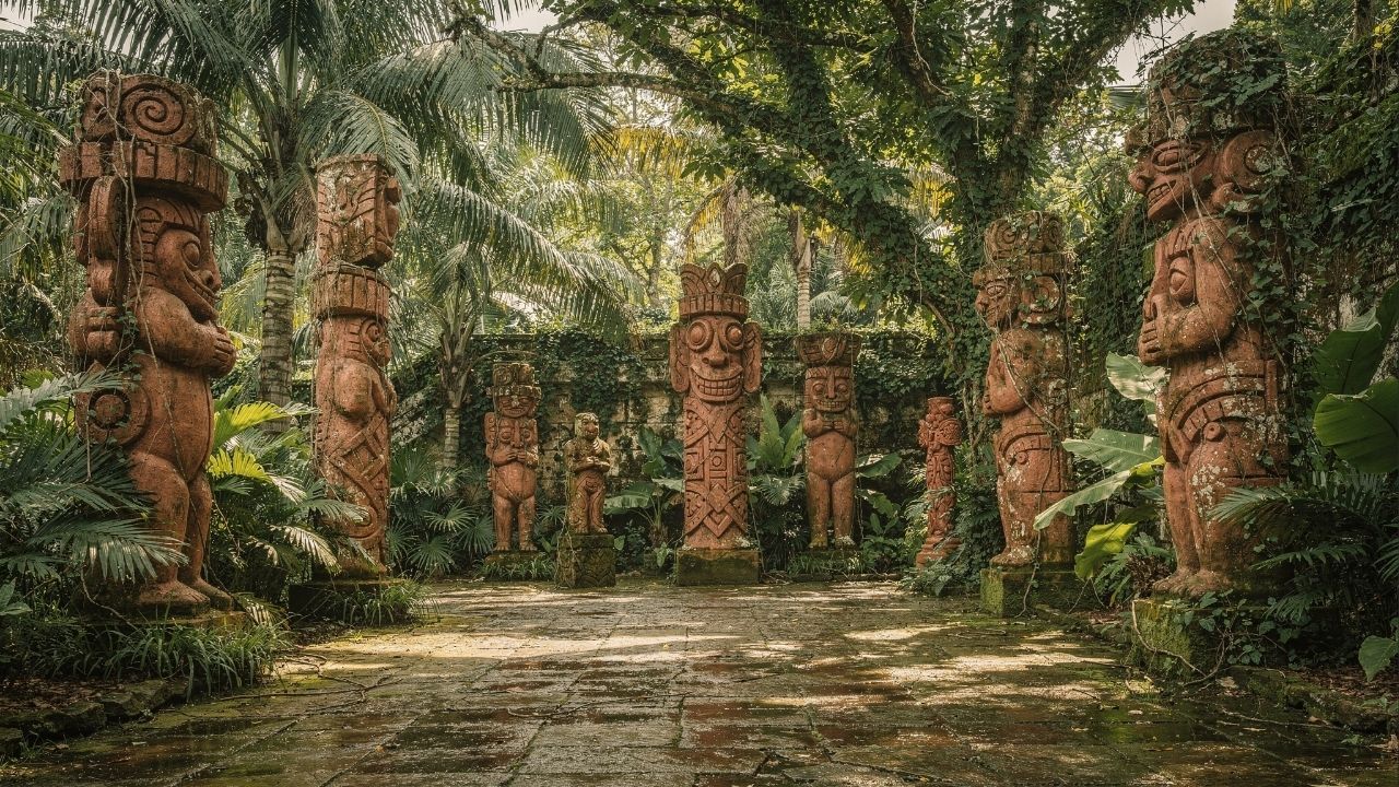 Com 15 mil metros quadrados de área e milhares de esculturas cerâmicas, a Oficina Brennand tornou-se o maior ateliê de arte e um santuário cultural em Pernambuco