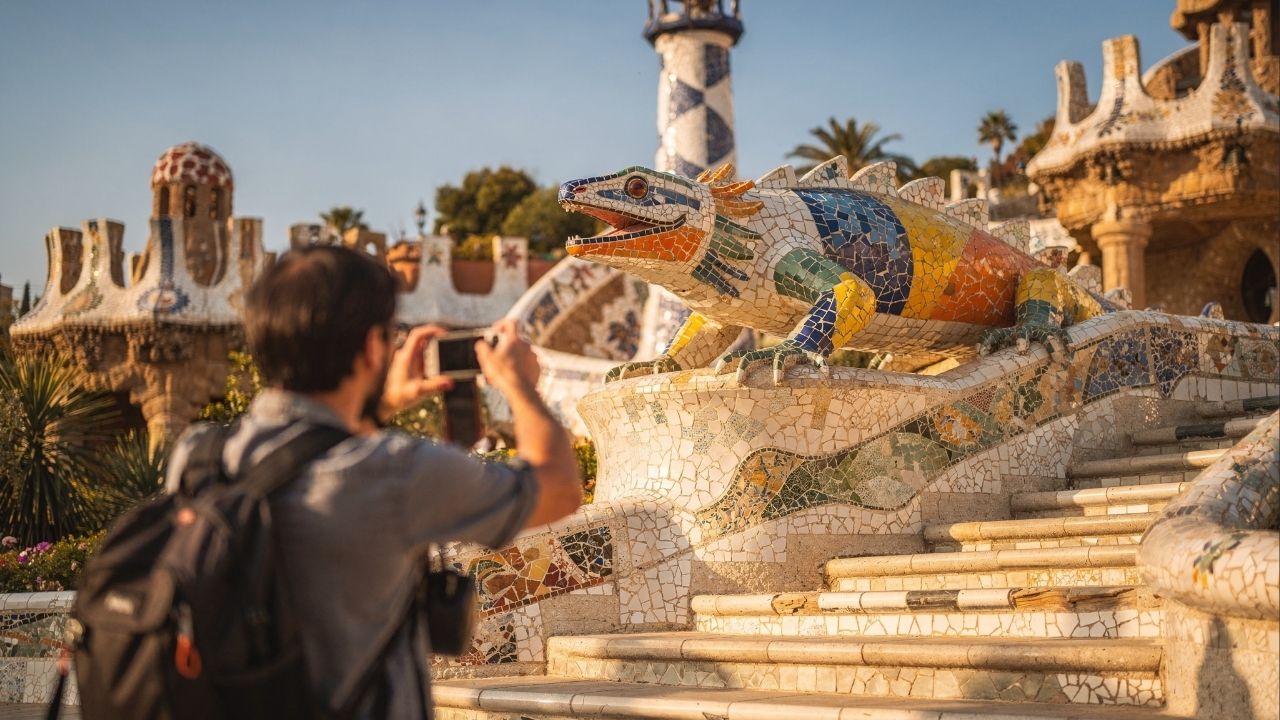 Com seus mosaicos coloridos e formas orgânicas de Gaudí, o parque de 1914 tornou-se a obra-prima do modernismo e o maior mirante turístico de Barcelona
