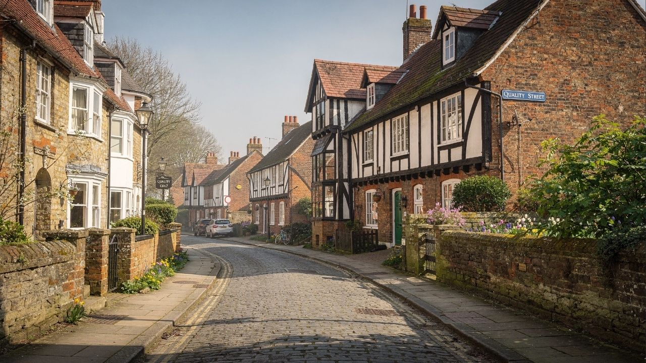 Rua na Inglaterra ganha fama por seu casario de 1720, pois o apelido Quality Street veio de uma peça de teatro que também deu nome ao famoso chocolate