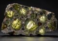 Esqueça as pedras da Terra, pois este mineral caiu do espaço com cristais de oliva em metal puro, sendo a joia extraterrestre mais bela