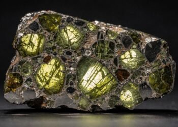 Esqueça as pedras da Terra, pois este mineral caiu do espaço com cristais de oliva em metal puro, sendo a joia extraterrestre mais bela