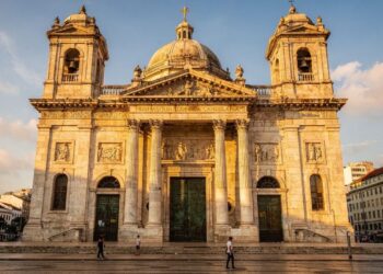 Com sua cúpula de mármore e portas de bronze de 1898, a Candelária virou o maior ícone da arquitetura neoclássica e da história religiosa do Rio