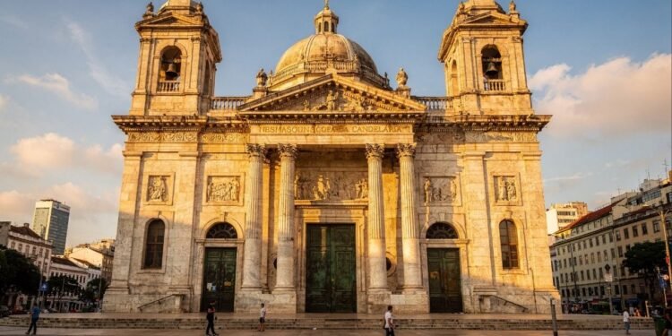 Com sua cúpula de mármore e portas de bronze de 1898, a Candelária virou o maior ícone da arquitetura neoclássica e da história religiosa do Rio