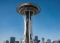 Com 184 metros de altura e um observatório giratório, a torre de 1962 tornou-se o maior ícone futurista de Seattle e um marco mundial do design