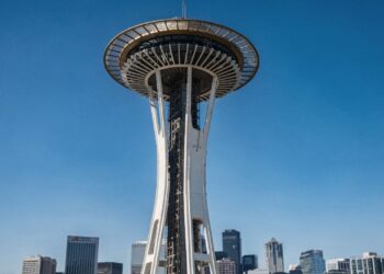 Com 184 metros de altura e um observatório giratório, a torre de 1962 tornou-se o maior ícone futurista de Seattle e um marco mundial do design