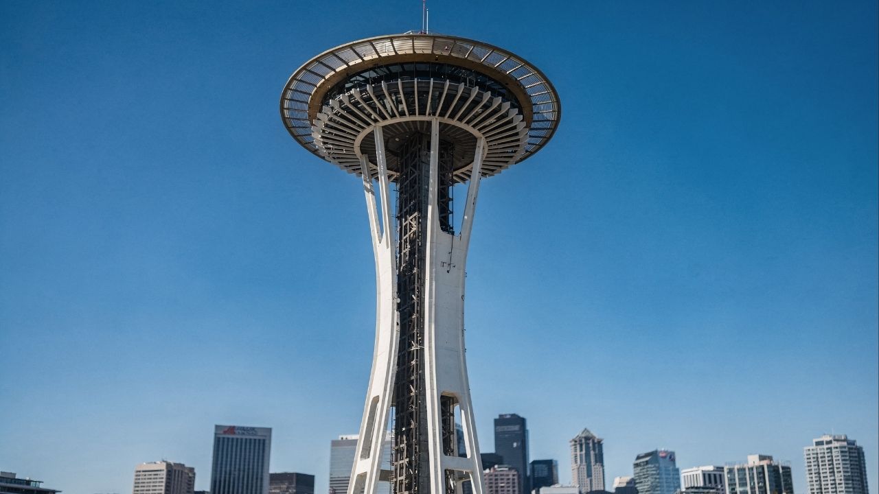 Com 184 metros de altura e um observatório giratório, a torre de 1962 tornou-se o maior ícone futurista de Seattle e um marco mundial do design