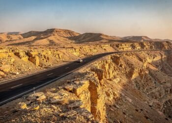 Estrada na Jordânia ganha fama por seus 5.000 anos de história, pois o trajeto de 335 km une Amã a Petra, sendo a rota mais antiga da região