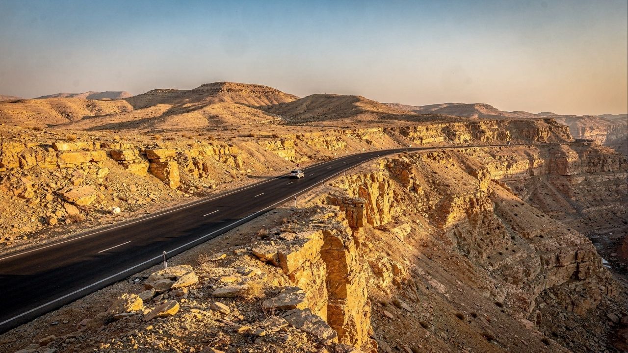 Estrada na Jordânia ganha fama por seus 5.000 anos de história, pois o trajeto de 335 km une Amã a Petra, sendo a rota mais antiga da região