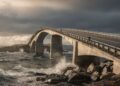 Ponte na Noruega ganha fama por sua curva de 260 metros, pois sua ilusão de ótica faz o asfalto sumir no ar sendo o maior marco da Estrada Atlântica
