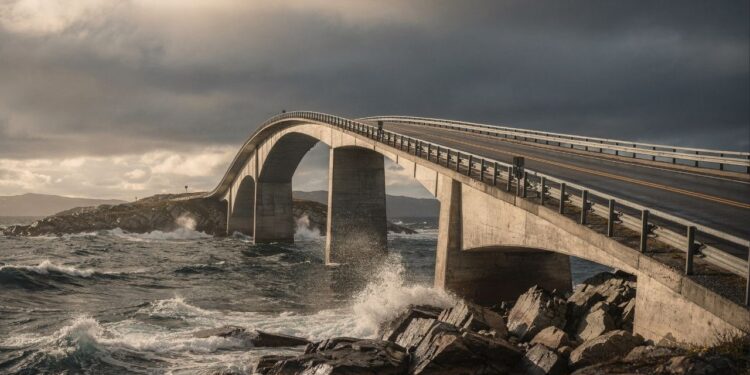 Ponte na Noruega ganha fama por sua curva de 260 metros, pois sua ilusão de ótica faz o asfalto sumir no ar sendo o maior marco da Estrada Atlântica
