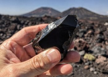 Esqueça o vidro comum, pois este cristal vulcânico é mais afiado que o aço e corta em nível molecular, sendo a lâmina negra da natureza