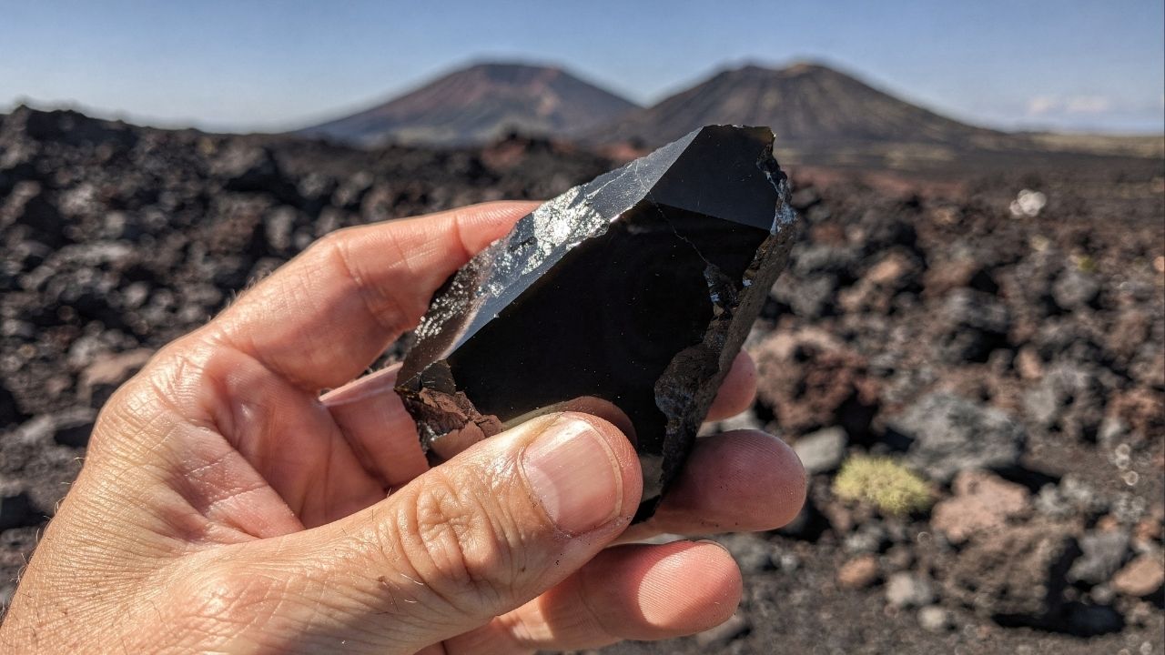 Esqueça o vidro comum, pois este cristal vulcânico é mais afiado que o aço e corta em nível molecular, sendo a lâmina negra da natureza