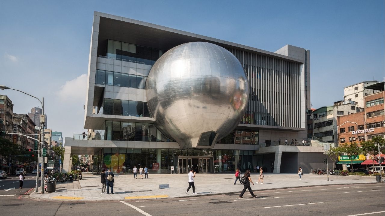 Com sua esfera flutuante e design revolucionário de 2022, o centro de artes de Taipei virou a estrutura cultural mais inovadora de toda a Ásia