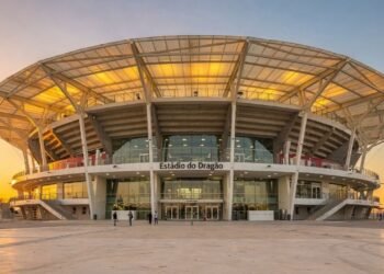Com capacidade para 50 mil torcedores e uma cobertura transparente, o estádio do Dragão, de 2003, virou o maior símbolo moderno do FC Porto