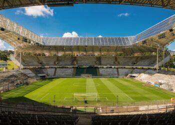 Com 32.157 lugares e o primeiro sistema de energia solar da América Latina, o estádio Pituaçu em Salvador tornou-se um marco de arena sustentável