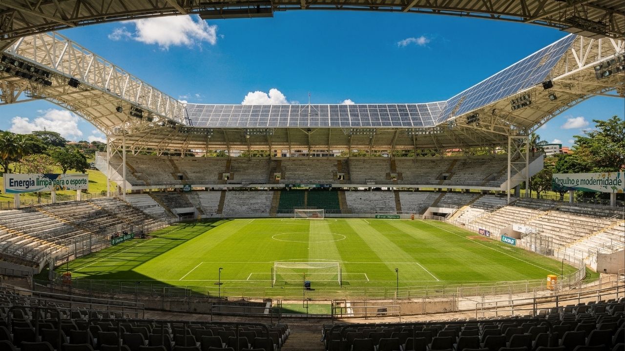 Com 32.157 lugares e o primeiro sistema de energia solar da América Latina, o estádio Pituaçu em Salvador tornou-se um marco de arena sustentável
