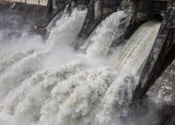 A força monumental das águas de Itaipu consegue descarregar 60 mil metros cúbicos por segundo e virou o maior espetáculo da engenharia brasileira ao controlar o poder do Rio Paraná