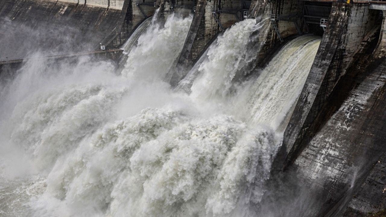 A força monumental das águas de Itaipu consegue descarregar 60 mil metros cúbicos por segundo e virou o maior espetáculo da engenharia brasileira ao controlar o poder do Rio Paraná