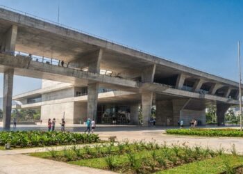 Com 97 mil metros quadrados de área e erguida sobre pilares, a Cidade das Artes de 2013 tornou-se o maior e mais moderno complexo cultural da cidade do Rio