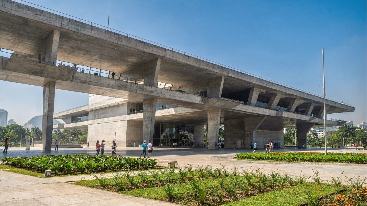 Com 97 mil metros quadrados de área e erguida sobre pilares, a Cidade das Artes de 2013 tornou-se o maior e mais moderno complexo cultural da cidade do Rio