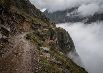Estrada na Bolívia ganha fama por seus precipícios, pois o trajeto de 64 km que desce 3.600 metros virou a rota mais perigosa e temida de todo o mundo