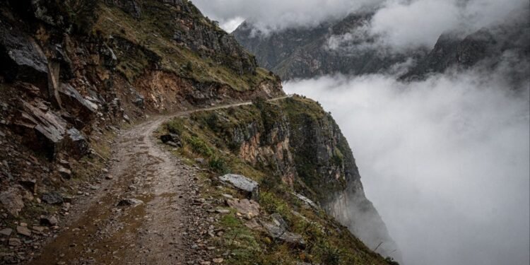 Estrada na Bolívia ganha fama por seus precipícios, pois o trajeto de 64 km que desce 3.600 metros virou a rota mais perigosa e temida de todo o mundo