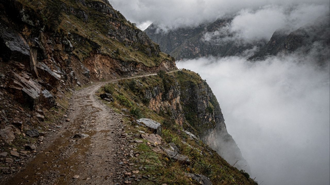 Estrada na Bolívia ganha fama por seus precipícios, pois o trajeto de 64 km que desce 3.600 metros virou a rota mais perigosa e temida de todo o mundo