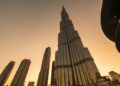 Com 828 metros de altura e inaugurado em 2010, o Burj Khalifa tornou-se o arranha-céu mais alto do mundo e um marco da engenharia e arquitetura moderna em Dubai