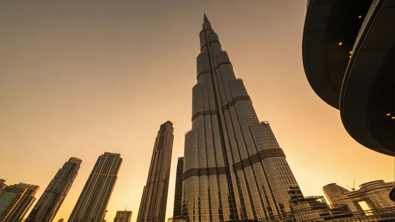 Com 828 metros de altura e inaugurado em 2010, o Burj Khalifa tornou-se o arranha-céu mais alto do mundo e um marco da engenharia e arquitetura moderna em Dubai