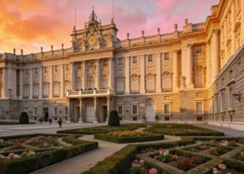 Com 3.418 salas e 135.000 metros quadrados, o palácio real de Madrid, de 1735, tornou-se a maior residência real da Europa e um tesouro da arquitetura barroca