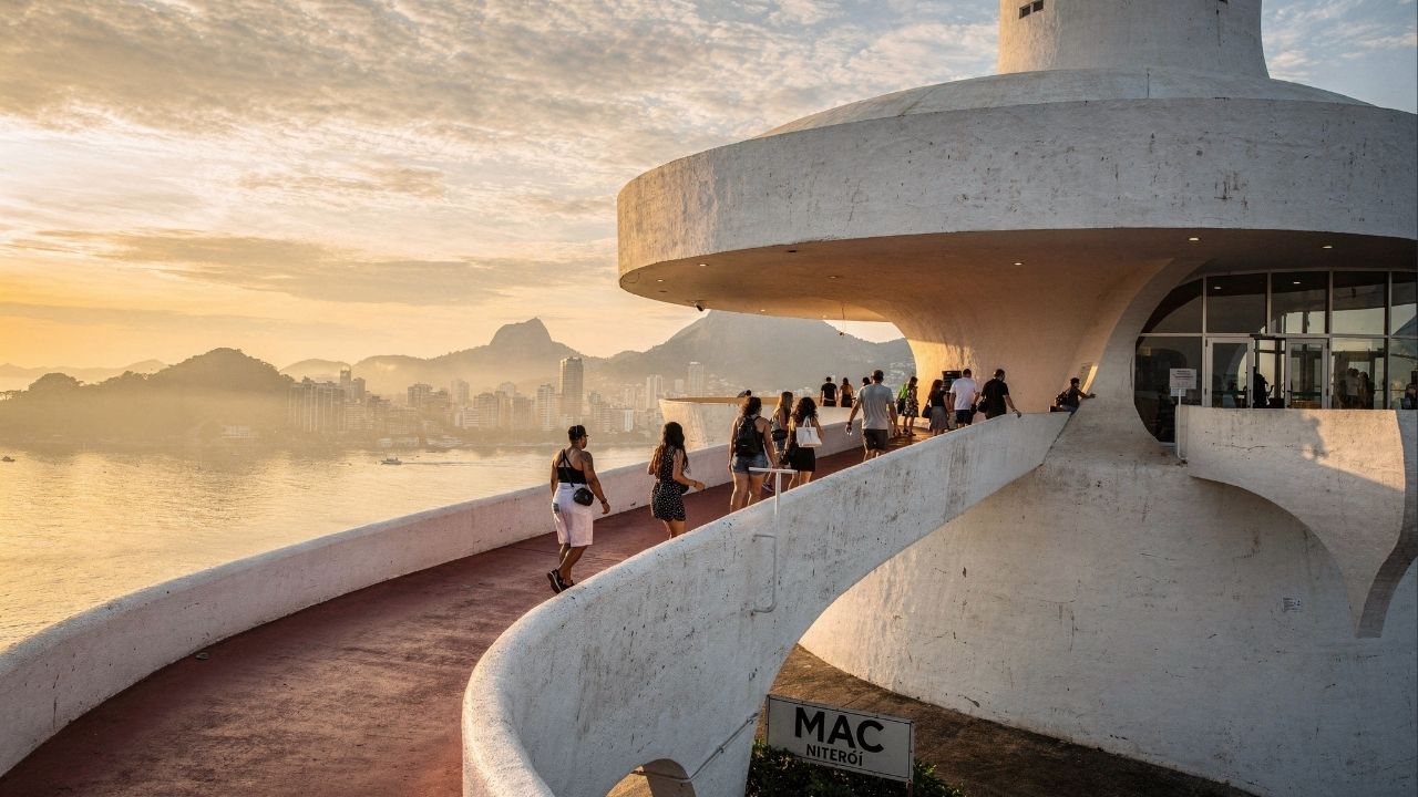Com sua forma de cálice e 50 metros de diâmetro sobre o mirante, a obra de 1996 de Niemeyer tornou-se o maior ícone arquitetônico de Niterói