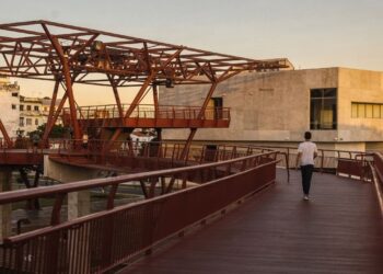 Com 30 mil metros quadrados de área e passarelas suspensas, o centro cultural de 1999 tornou-se o maior símbolo da arte e da história de Fortaleza