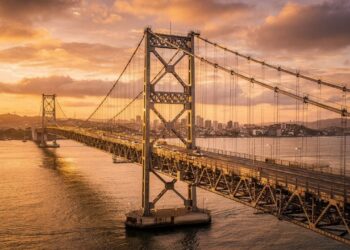 Com 821 metros de extensão e torres de 74 metros de altura, a ponte Hercílio Luz de 1926 virou o maior ícone arquitetônico de Santa Catarina