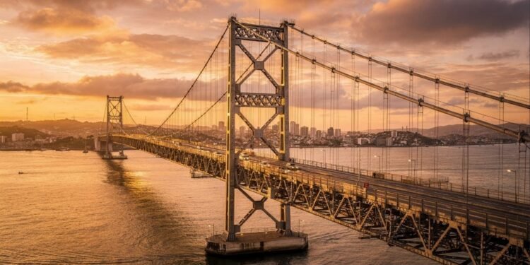 Com 821 metros de extensão e torres de 74 metros de altura, a ponte Hercílio Luz de 1926 virou o maior ícone arquitetônico de Santa Catarina