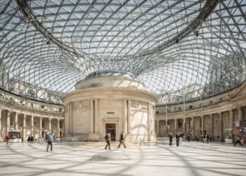 Com 3.312 painéis de vidro e 2 acres de área, o pátio coberto por Norman Foster virou a maior praça pública protegida de toda a Europa em Londres