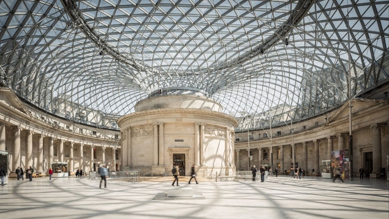 Com 3.312 painéis de vidro e 2 acres de área, o pátio coberto por Norman Foster virou a maior praça pública protegida de toda a Europa em Londres