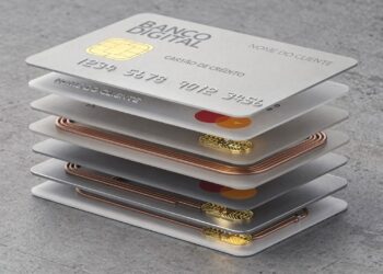 Com quatro camadas de PVC laminadas e um chip eletrônico de alta segurança, é assim que a indústria produz o cartão de crédito moderno