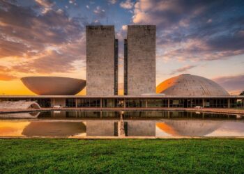 Com suas duas cúpulas e torres gêmeas de 100 metros, o complexo de 1960 tornou-se o maior ícone de Brasília e o coração da democracia brasileira