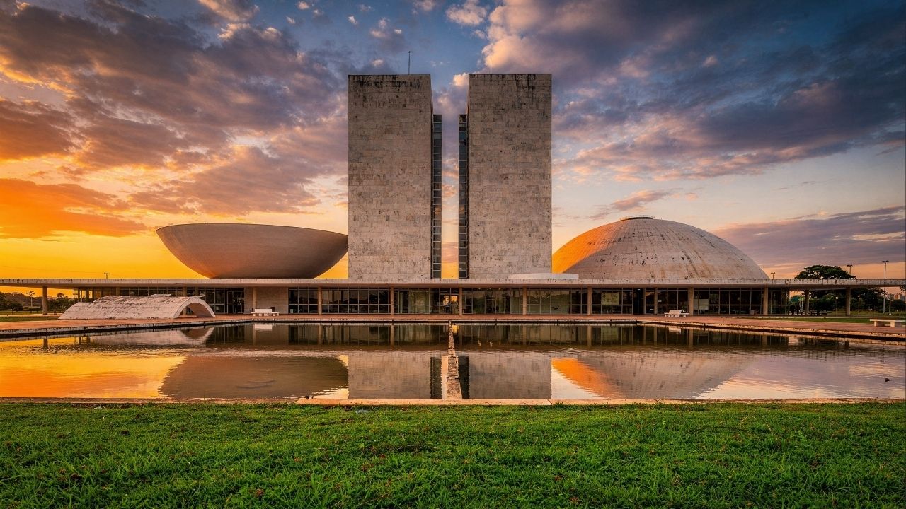 Com suas duas cúpulas e torres gêmeas de 100 metros, o complexo de 1960 tornou-se o maior ícone de Brasília e o coração da democracia brasileira