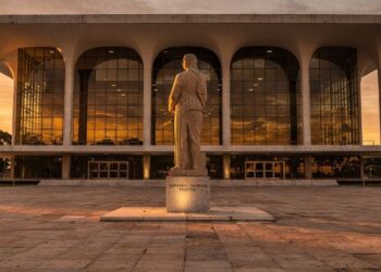 Com sua fachada de vidro e colunas curvas de concreto, o edifício de 1960 tornou-se o maior símbolo do Poder Judiciário e da arquitetura de Niemeyer