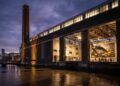 Com sua chaminé de 99 metros em uma antiga usina térmica, o Tate Modern tornou-se o maior museu de arte moderna do mundo e um ícone cultural de Londres